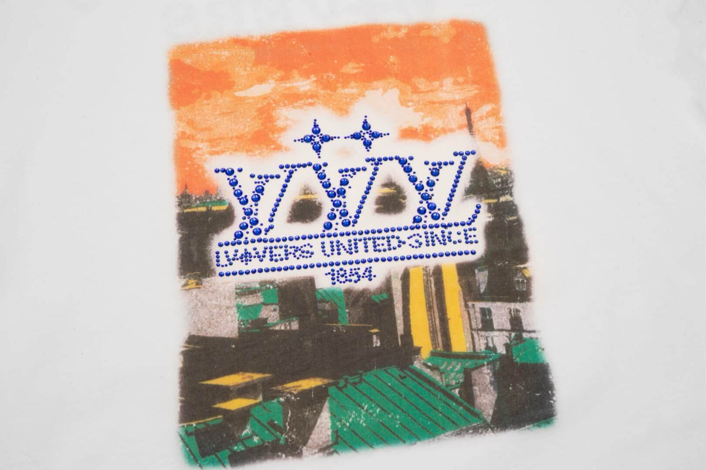 Camiseta con diseño de perforación en caliente