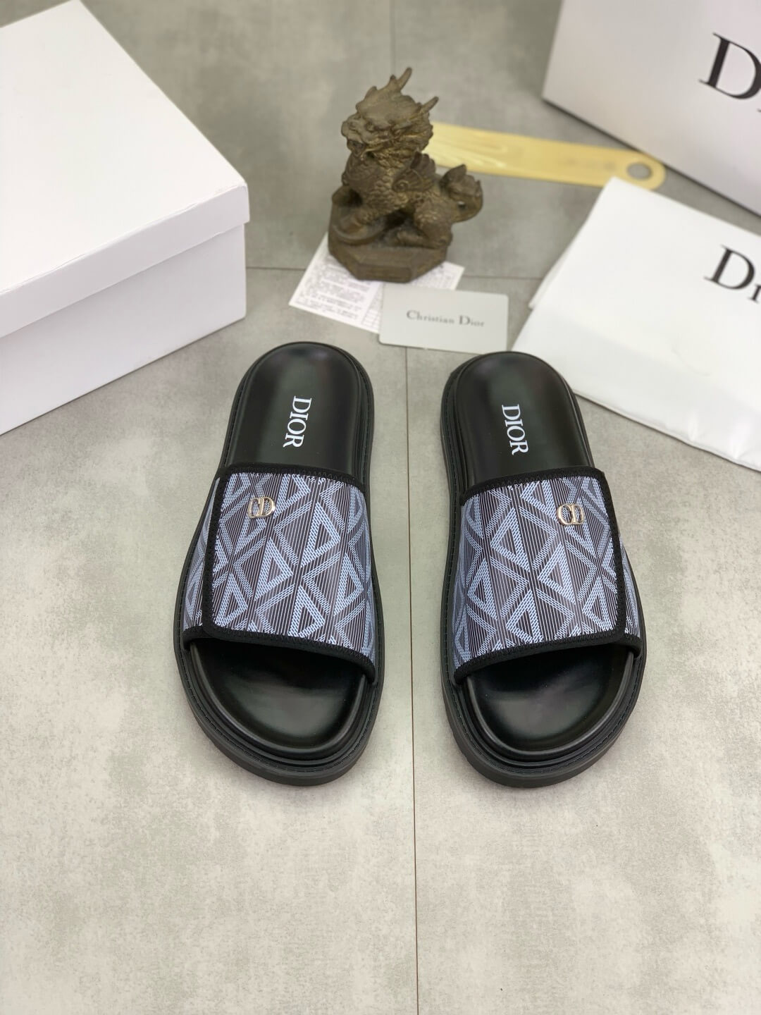 Zapatillas con letras de metal