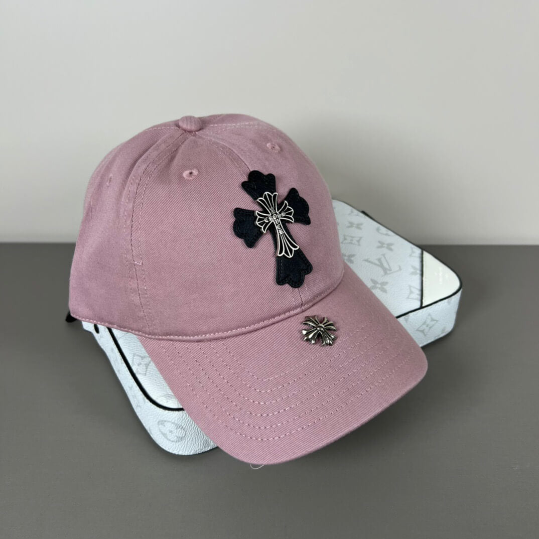 Gorra informal vanguardista decorada con metal