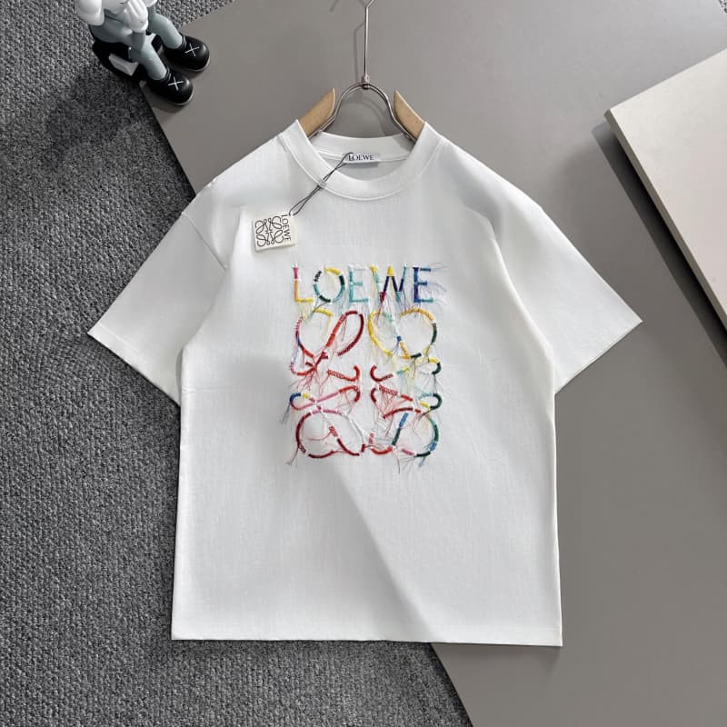 Camiseta bordada con flecos de arcoíris
