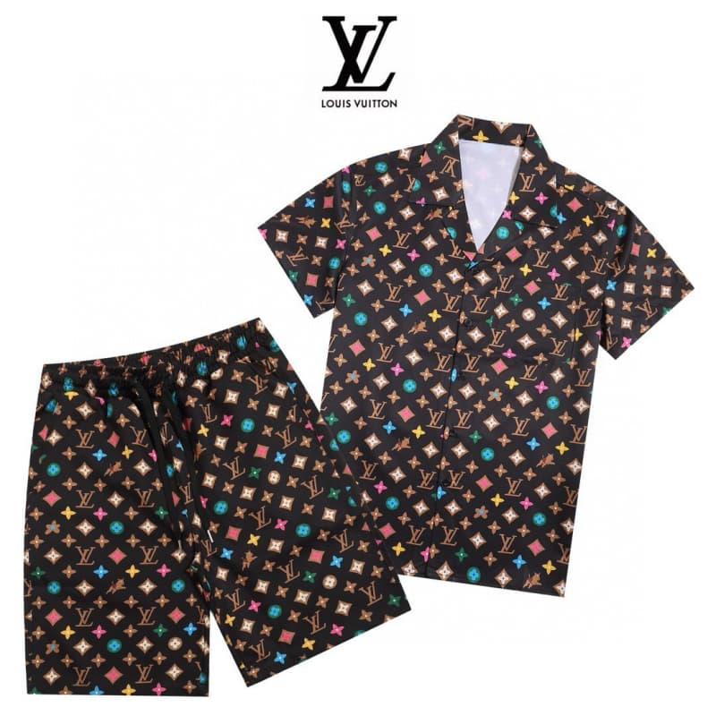 Conjunto de camiseta y pantalones cortos con estampado colorido por todas partes