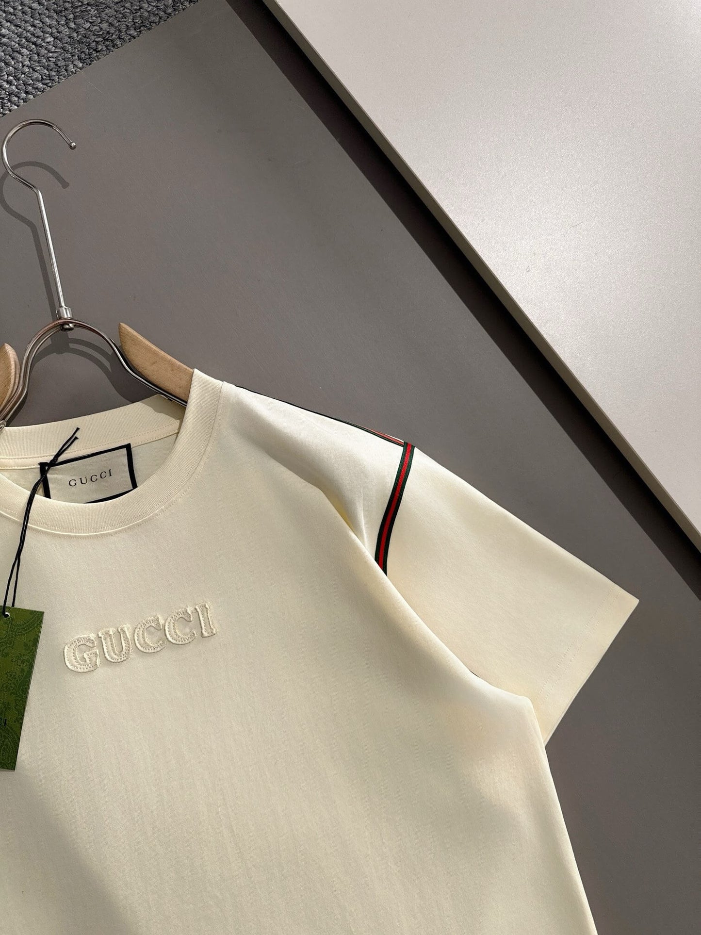 Camiseta con letras bordadas