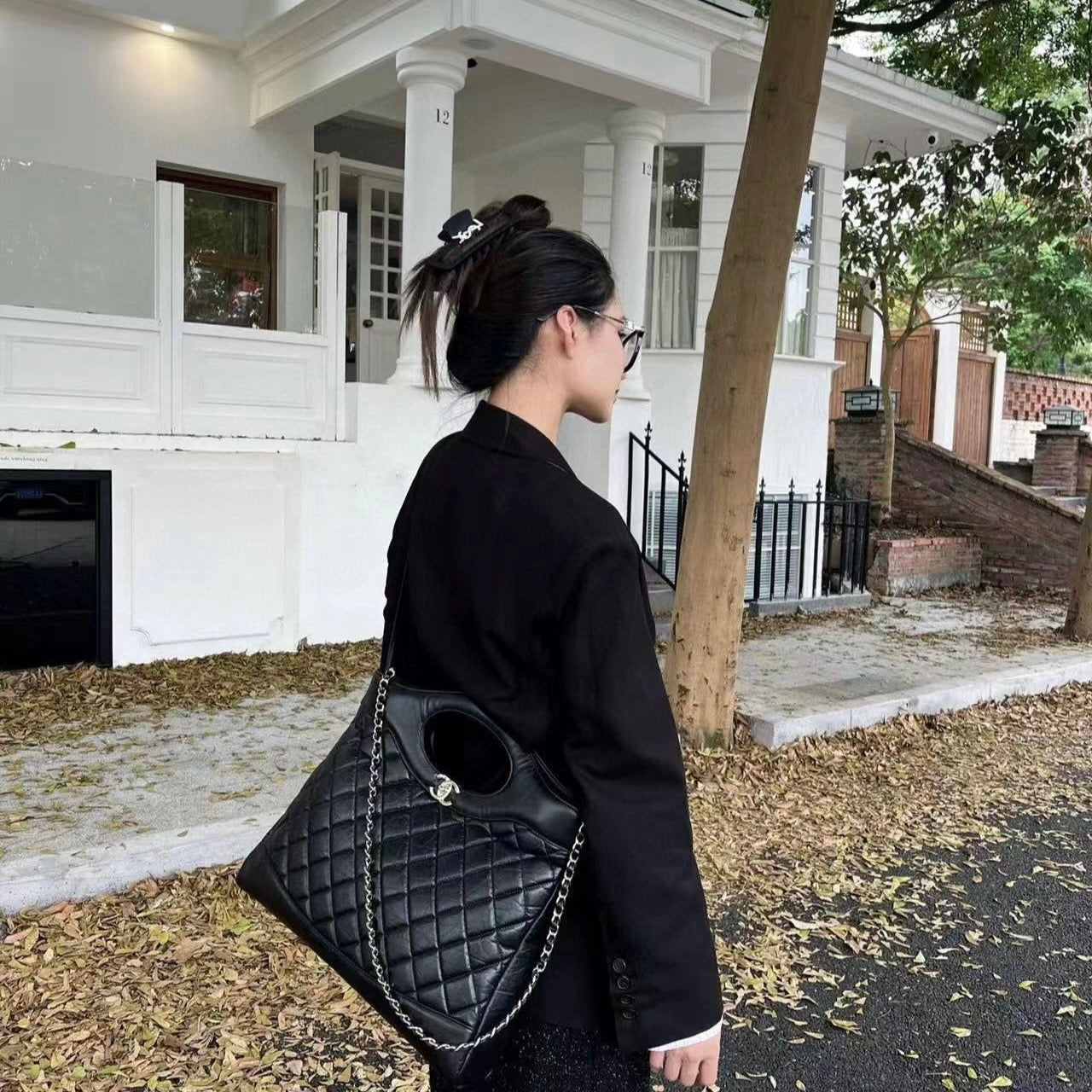 Elegante bolso bandolera de piel arrugada