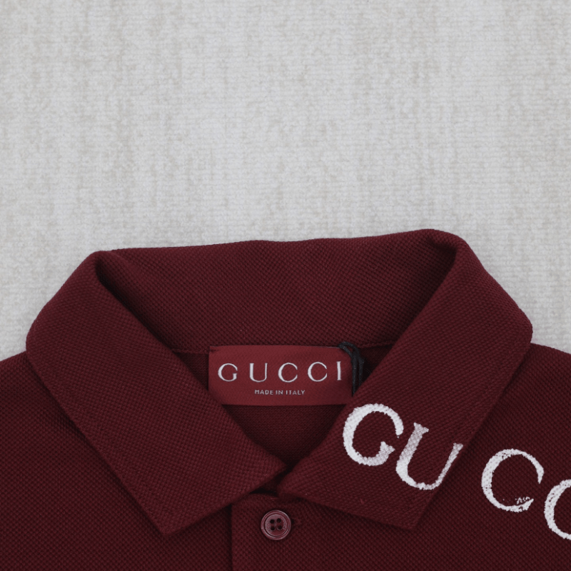 Polo elegante con estampado superpuesto
