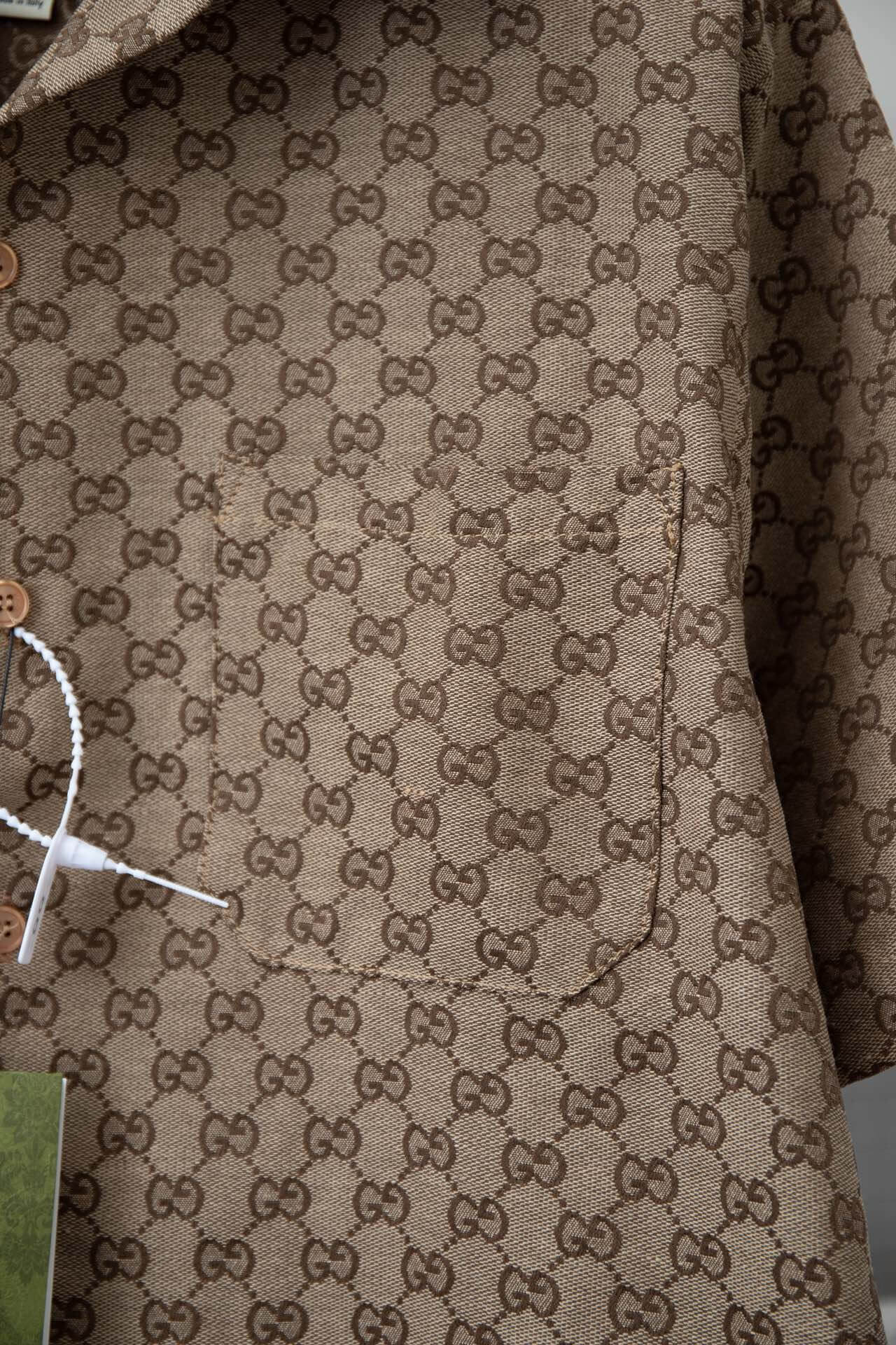 Camiseta marrón con estampado integral