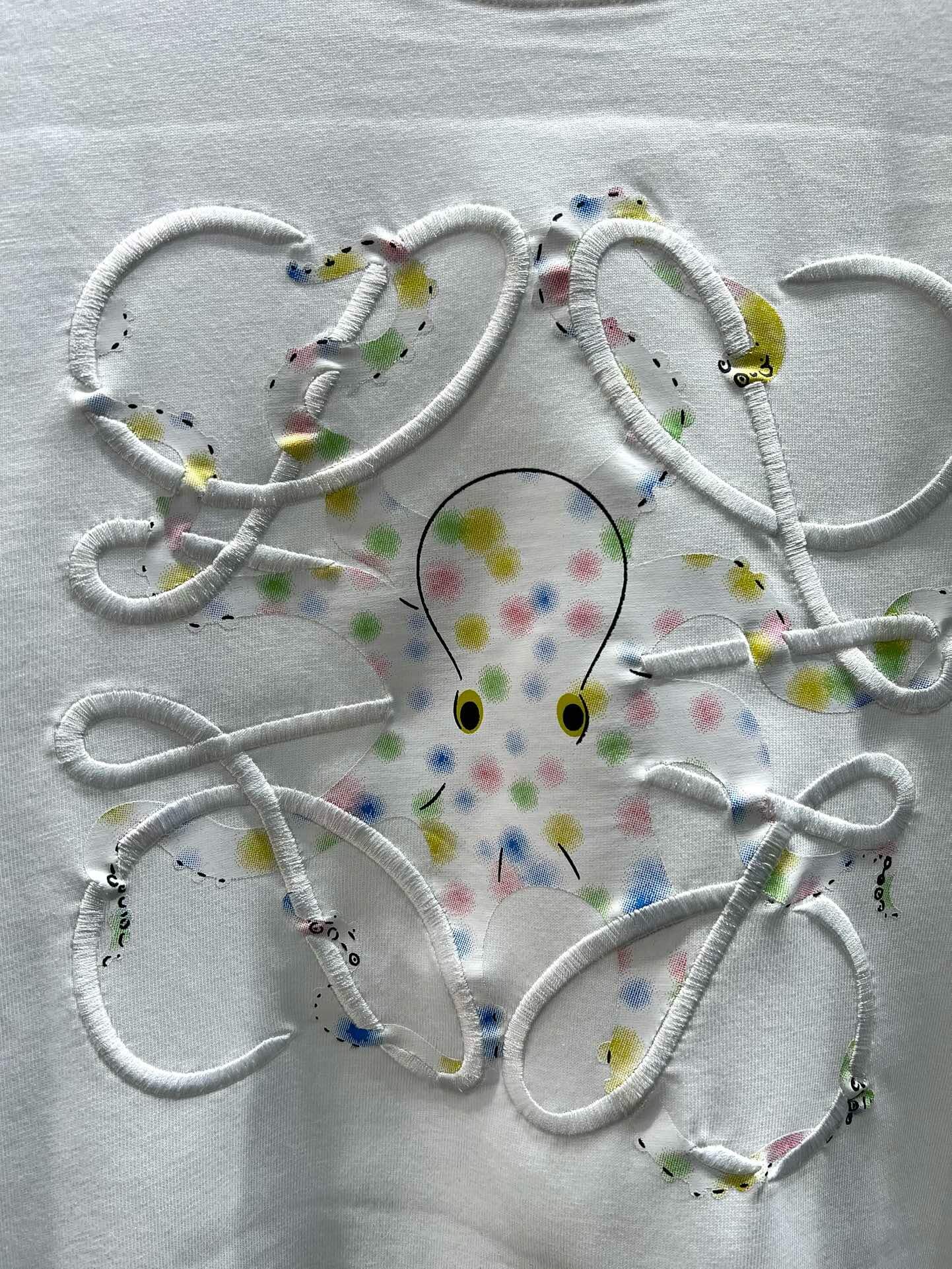 Camiseta con bordado de pulpo