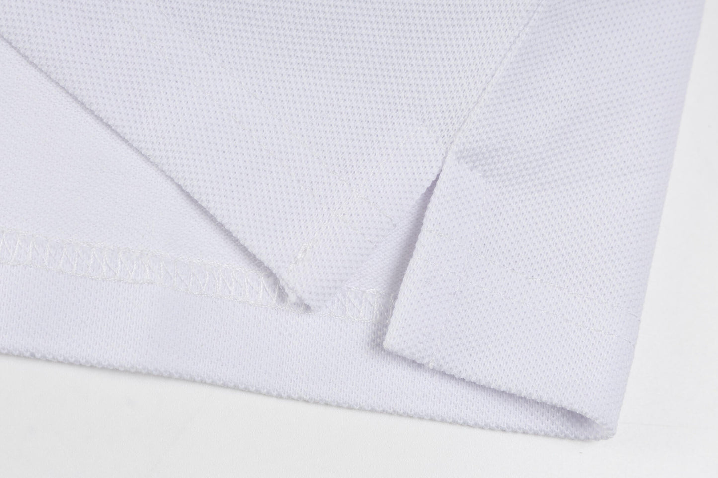 Camiseta polo con costuras de rayas