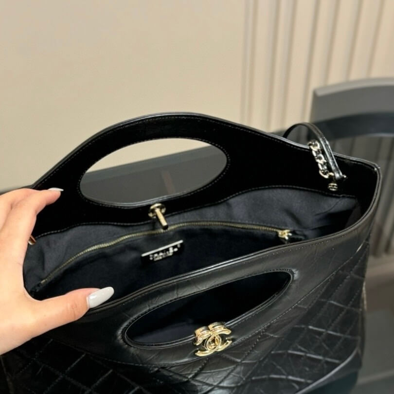 Elegante bolso bandolera de piel arrugada