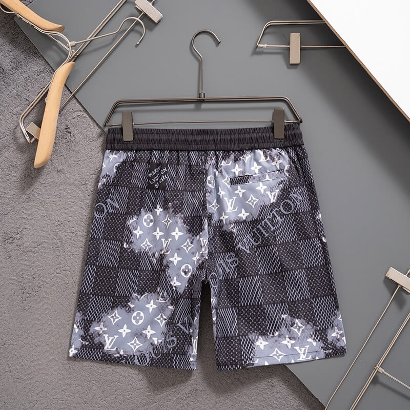 Shorts de playa con cuadros por todas partes