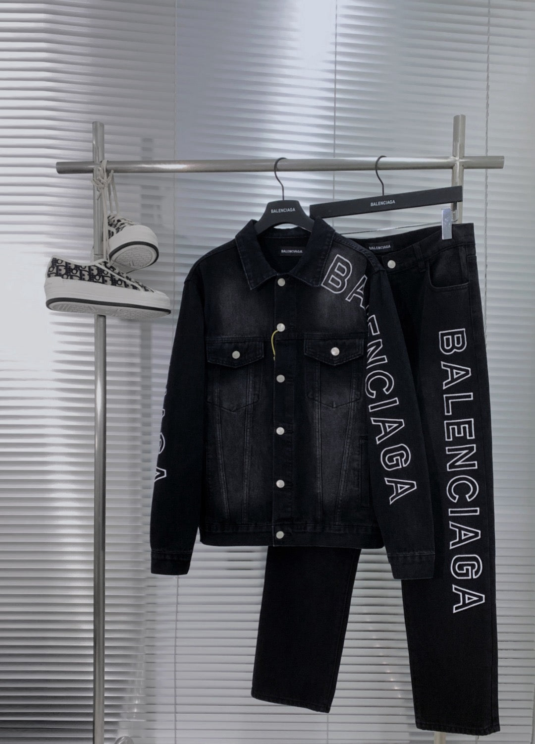 Traje con bordado de letras