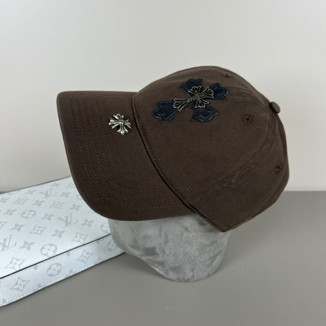 Gorra informal vanguardista decorada con metal