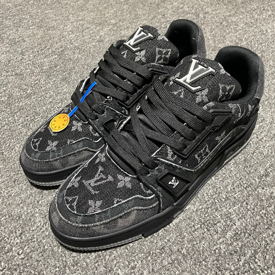 Zapatillas de piel negra con letras