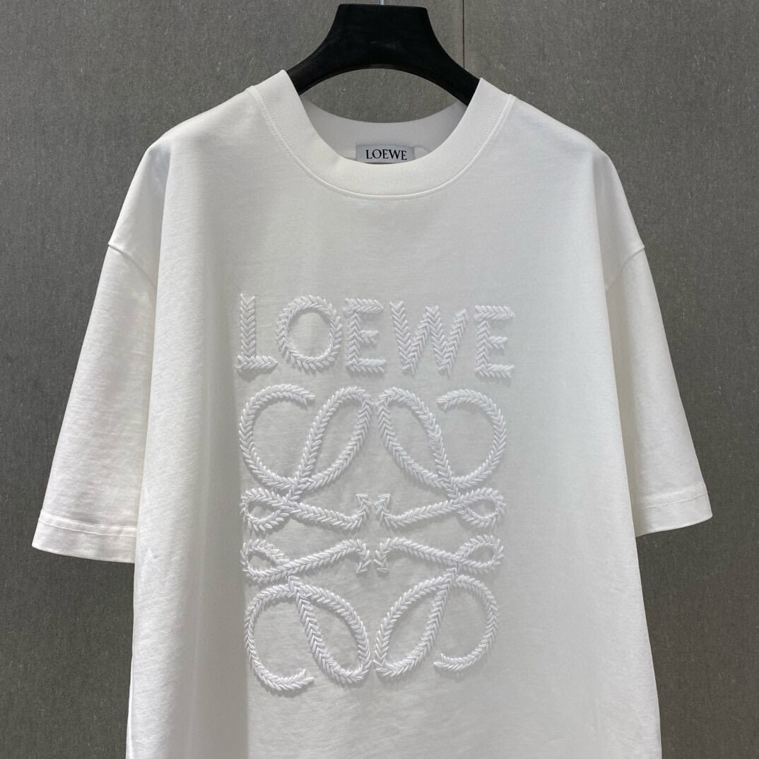Camiseta con bordado exquisito