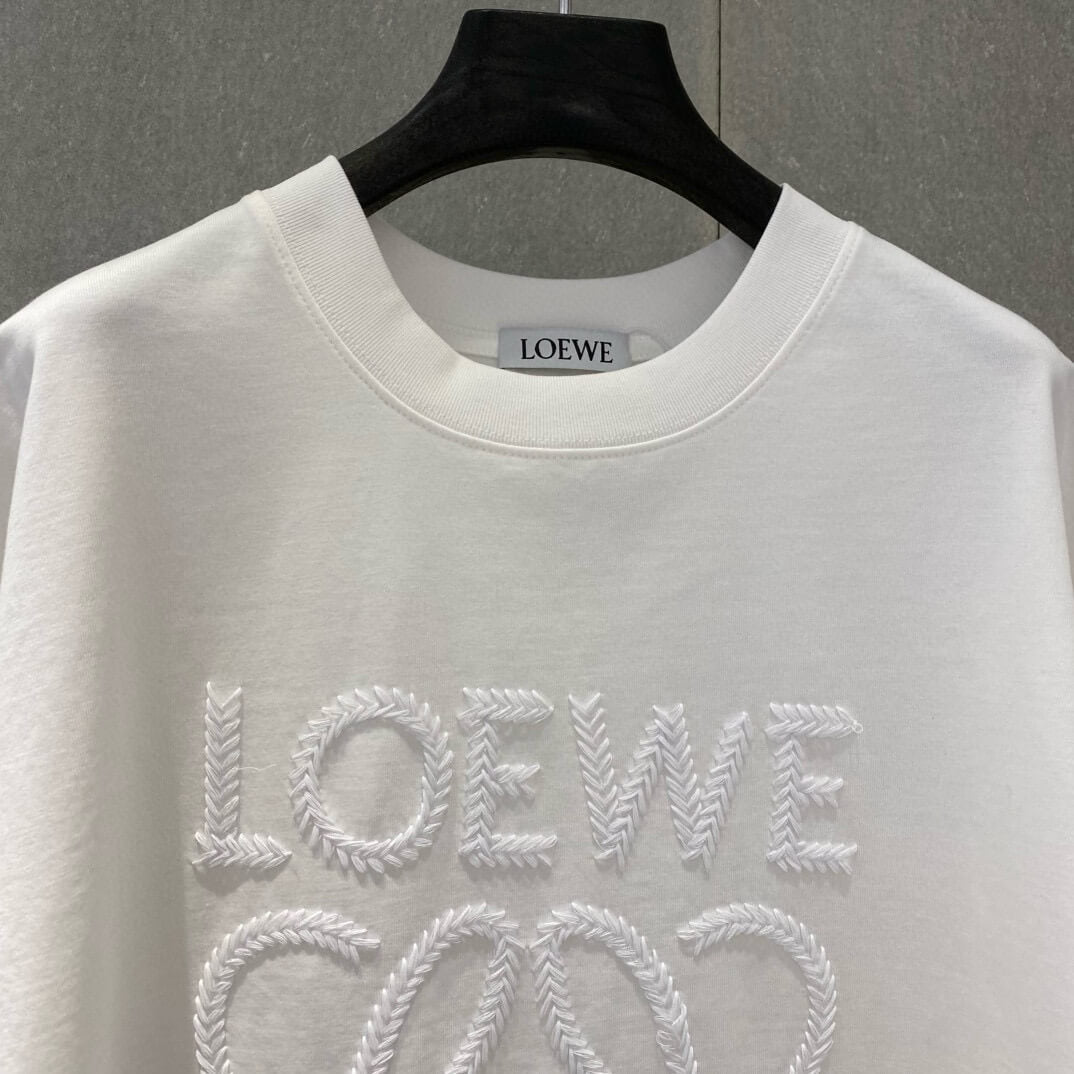 Camiseta con bordado exquisito