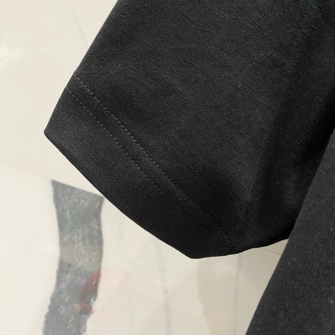 Camiseta con diseño roto