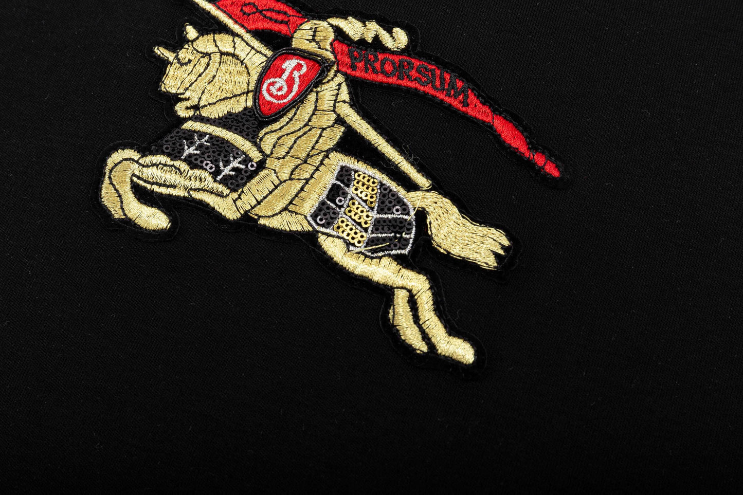 Camiseta con patrón bordado de caballero