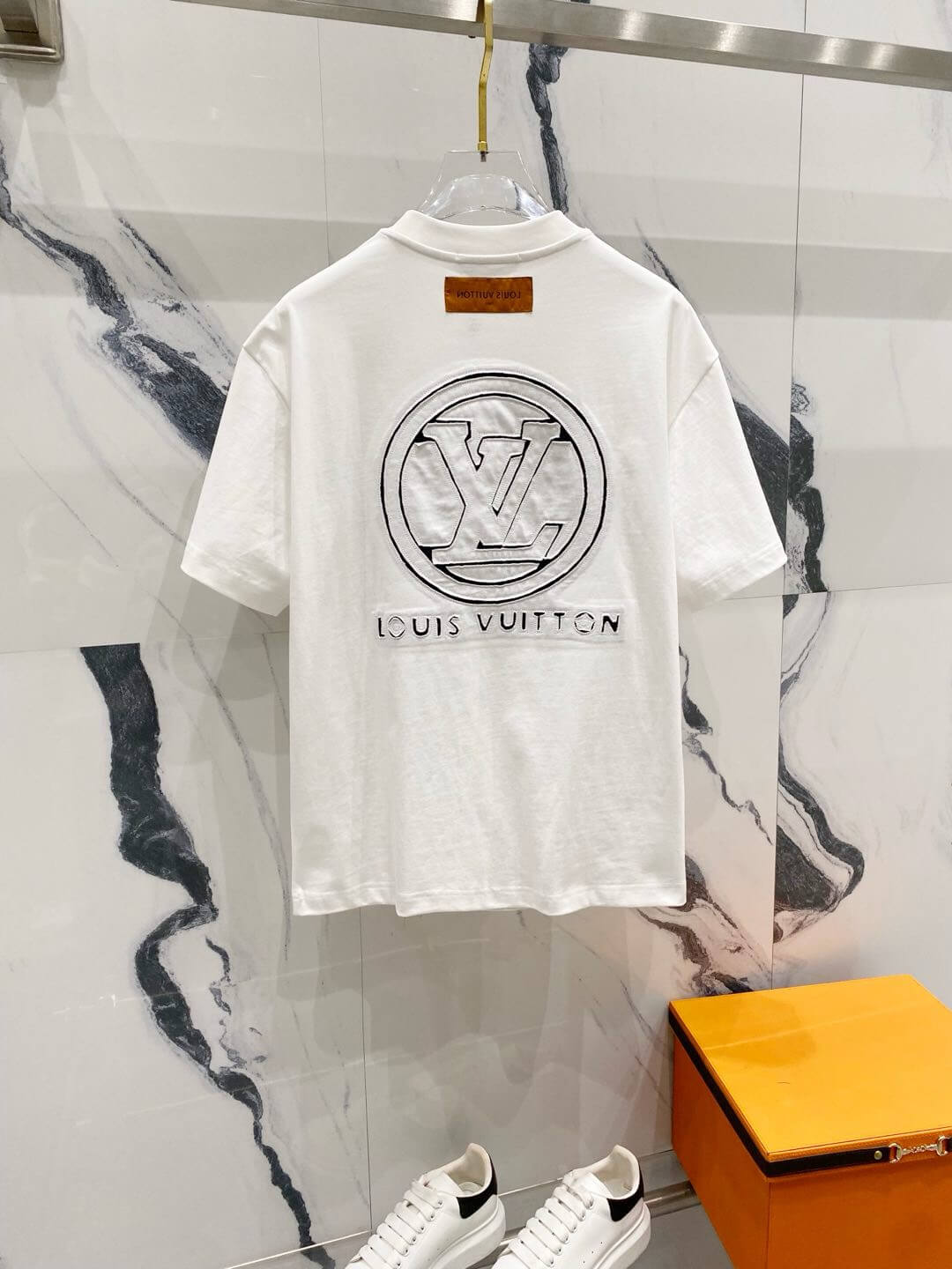 Camiseta con diseño roto