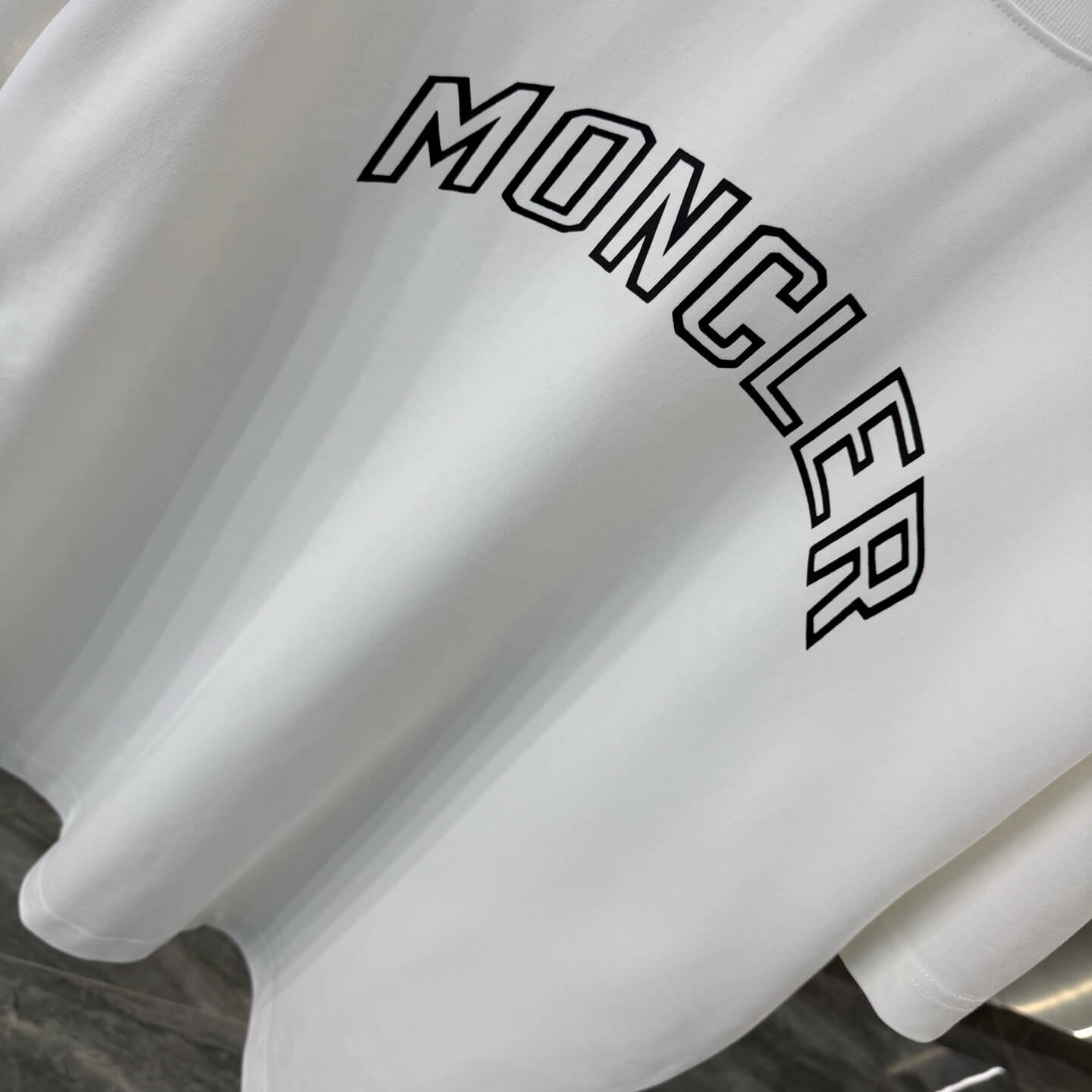 Camiseta con estampado de letras huecas