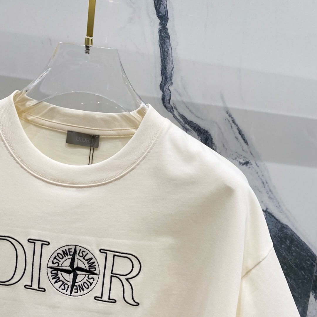 Camiseta con bordado de reloj del alfabeto