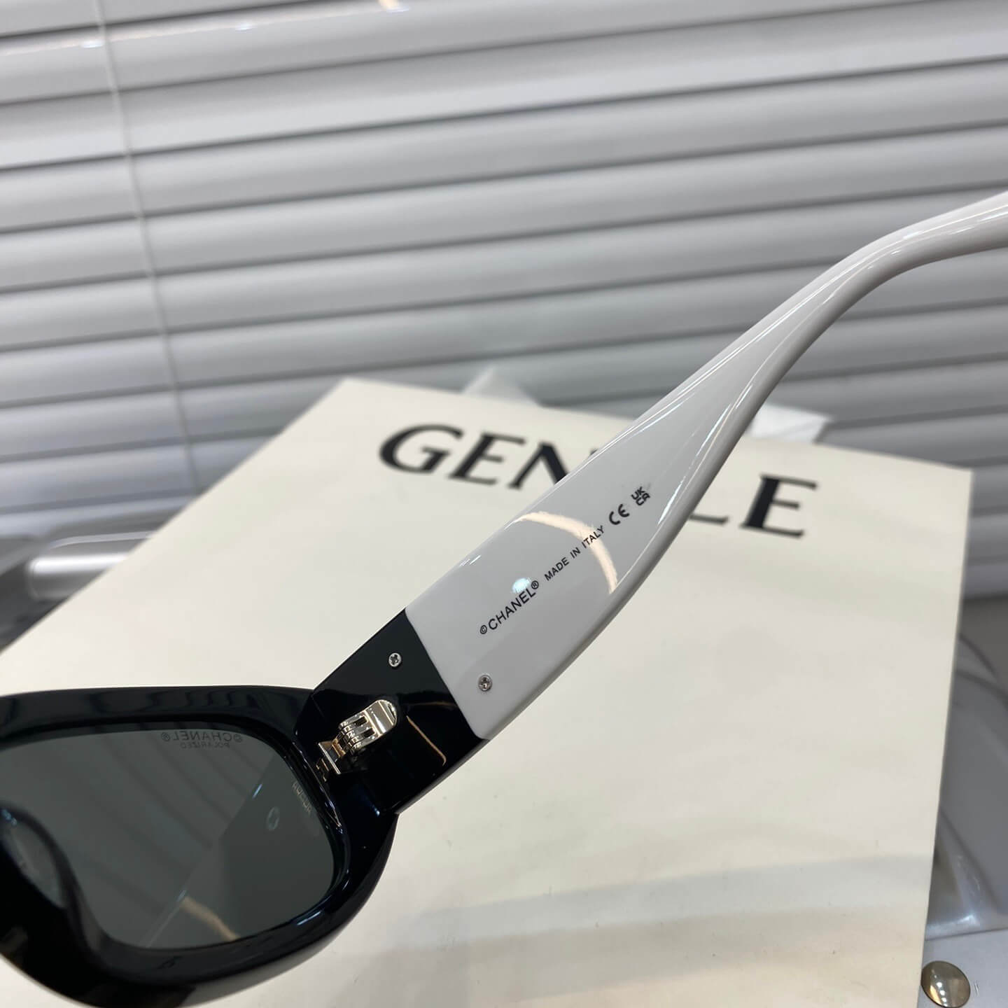 Gafas de sol retro con montura pequeña y colores a juego