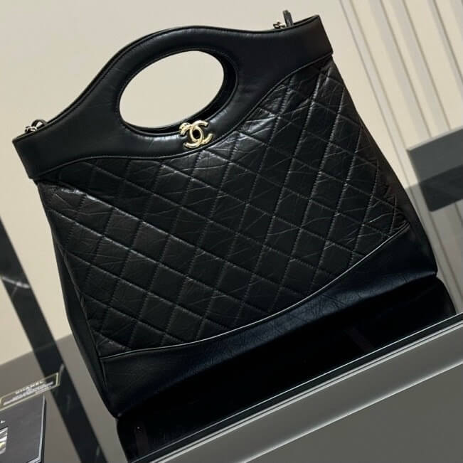 Elegante bolso bandolera de piel arrugada
