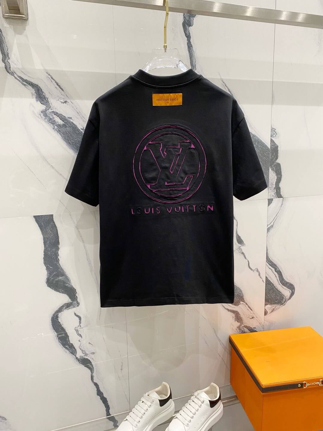 Camiseta con diseño roto