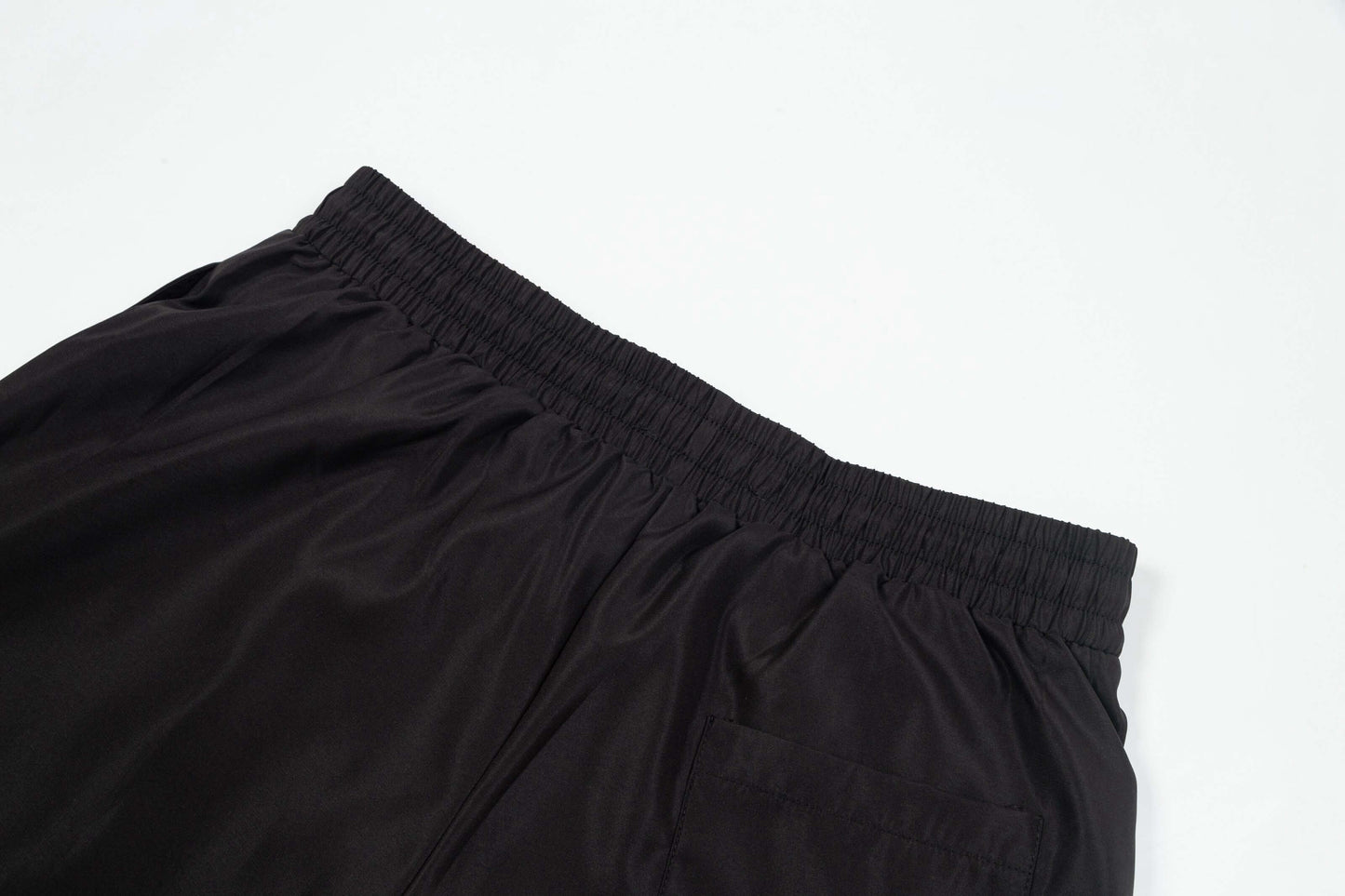 Shorts de playa con letras rosas bordadas