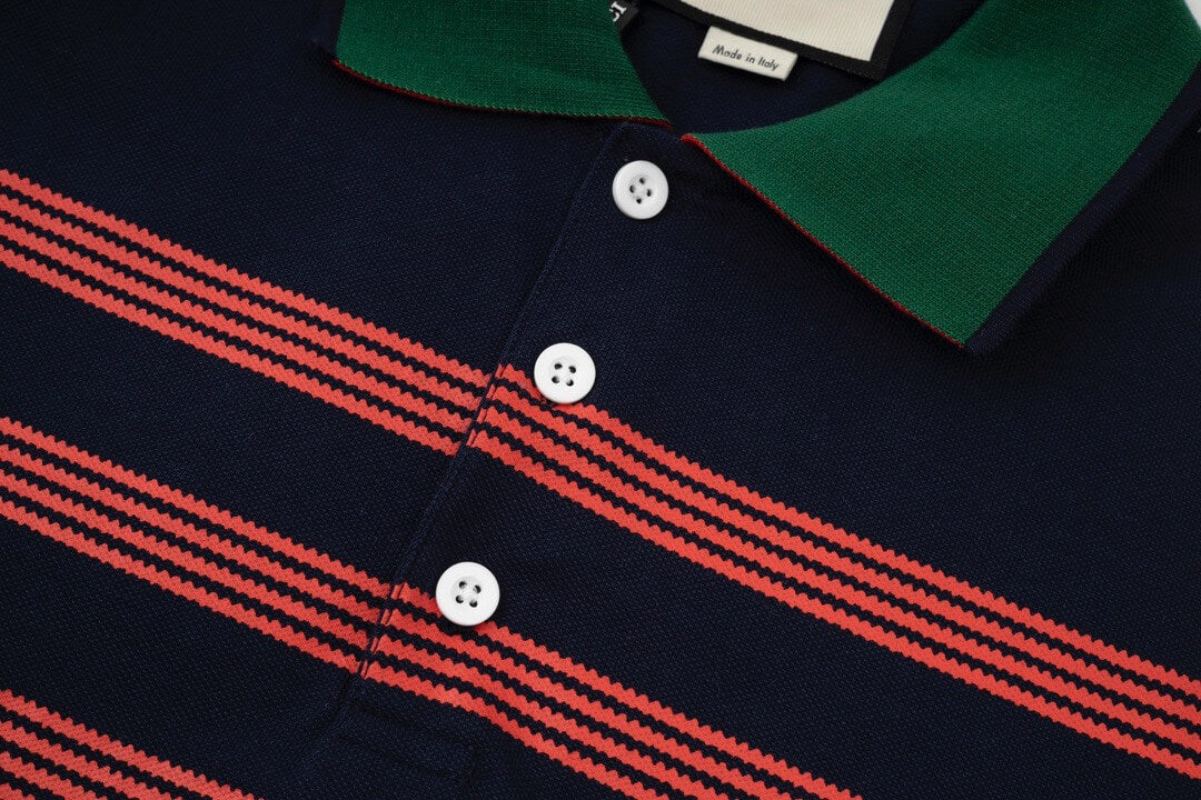 Polo de rayas de color en contraste