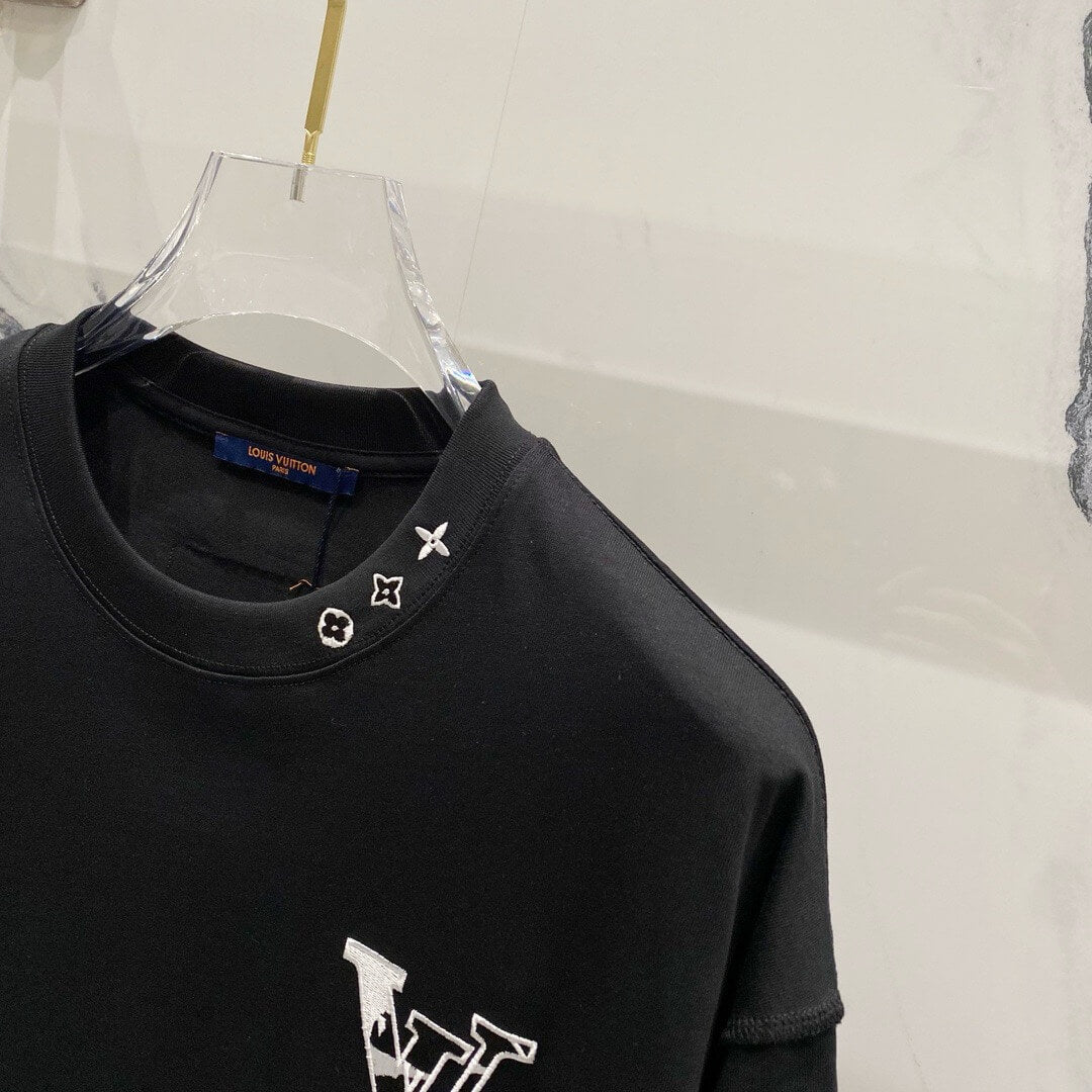 Camiseta con bordado en el escote
