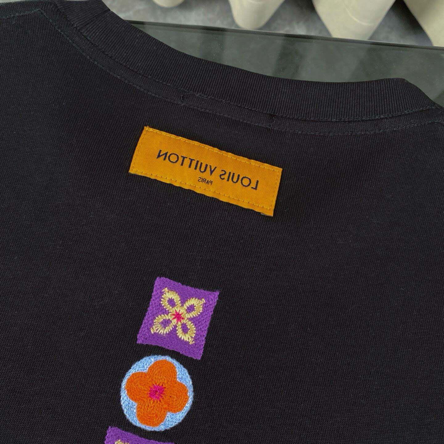Camiseta con bordado de dopamina