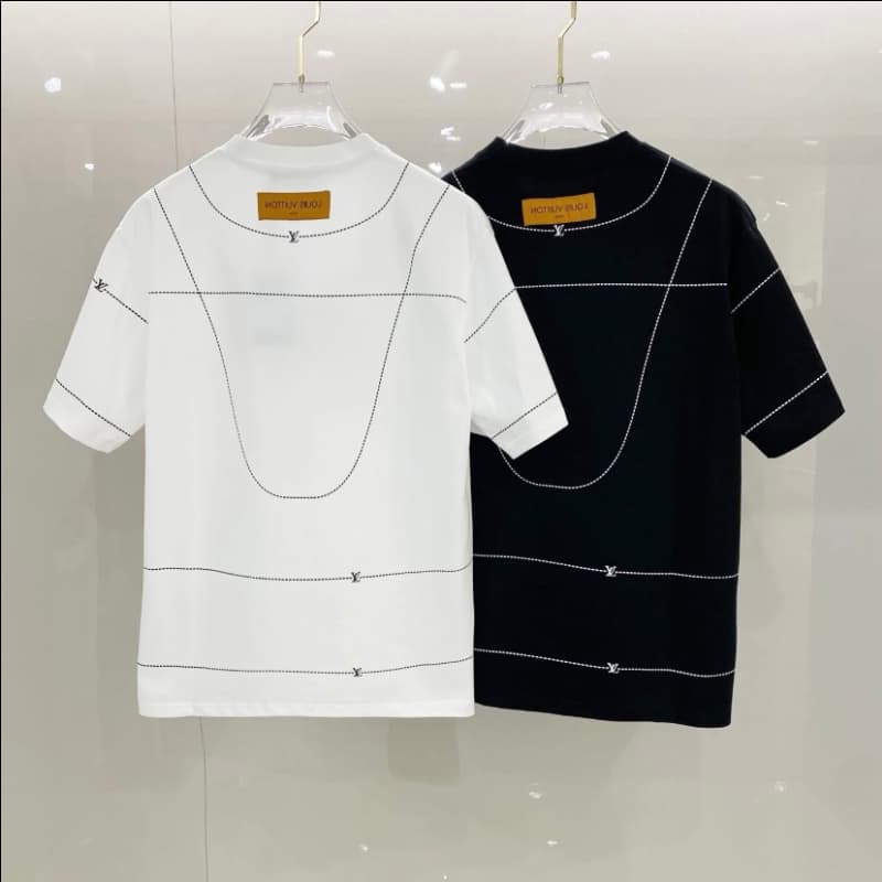 Collier et t-shirt à accents métalliques de la ligne 2025