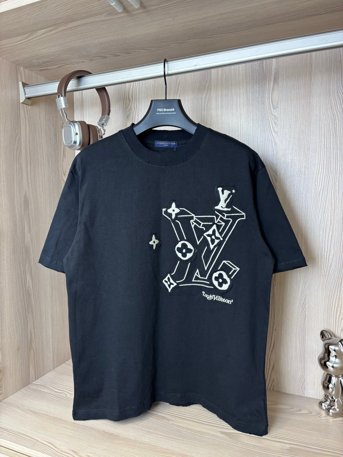 Camiseta con bordado y apliques