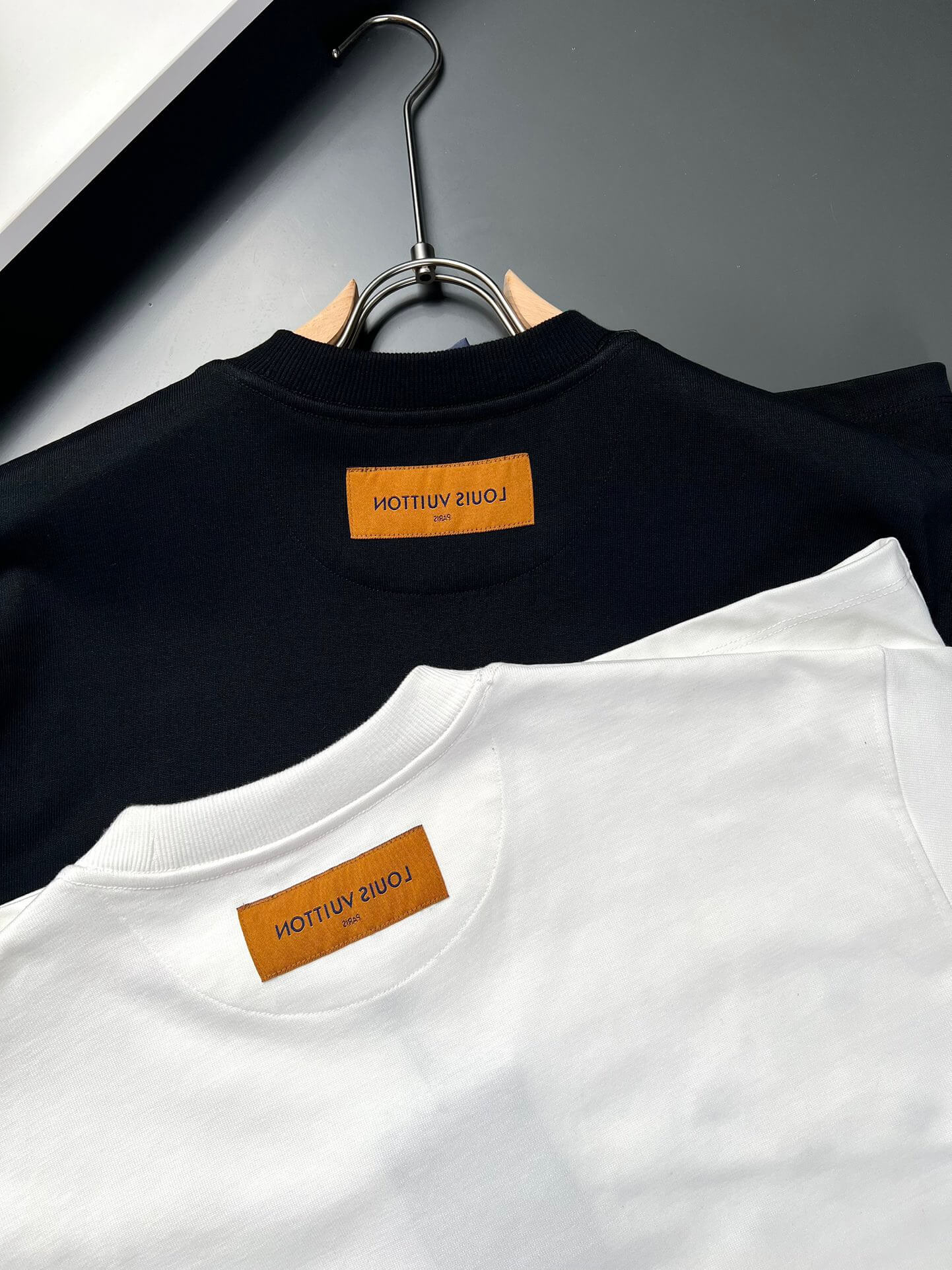 Camiseta bordada con avión