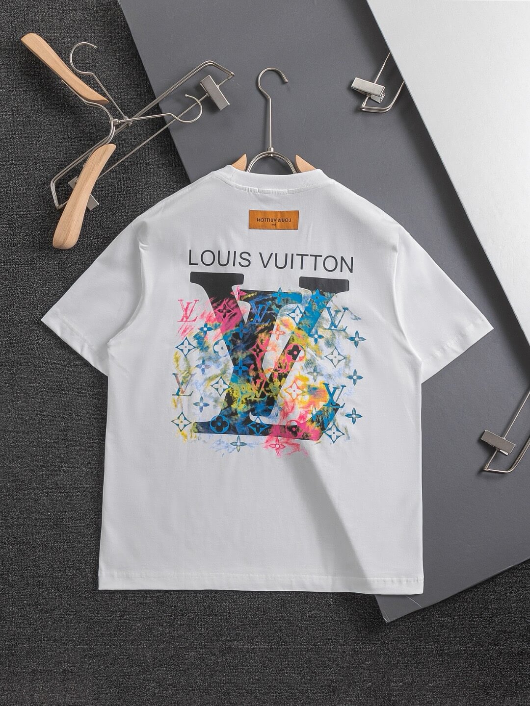 Camiseta bordada con estampado colorido