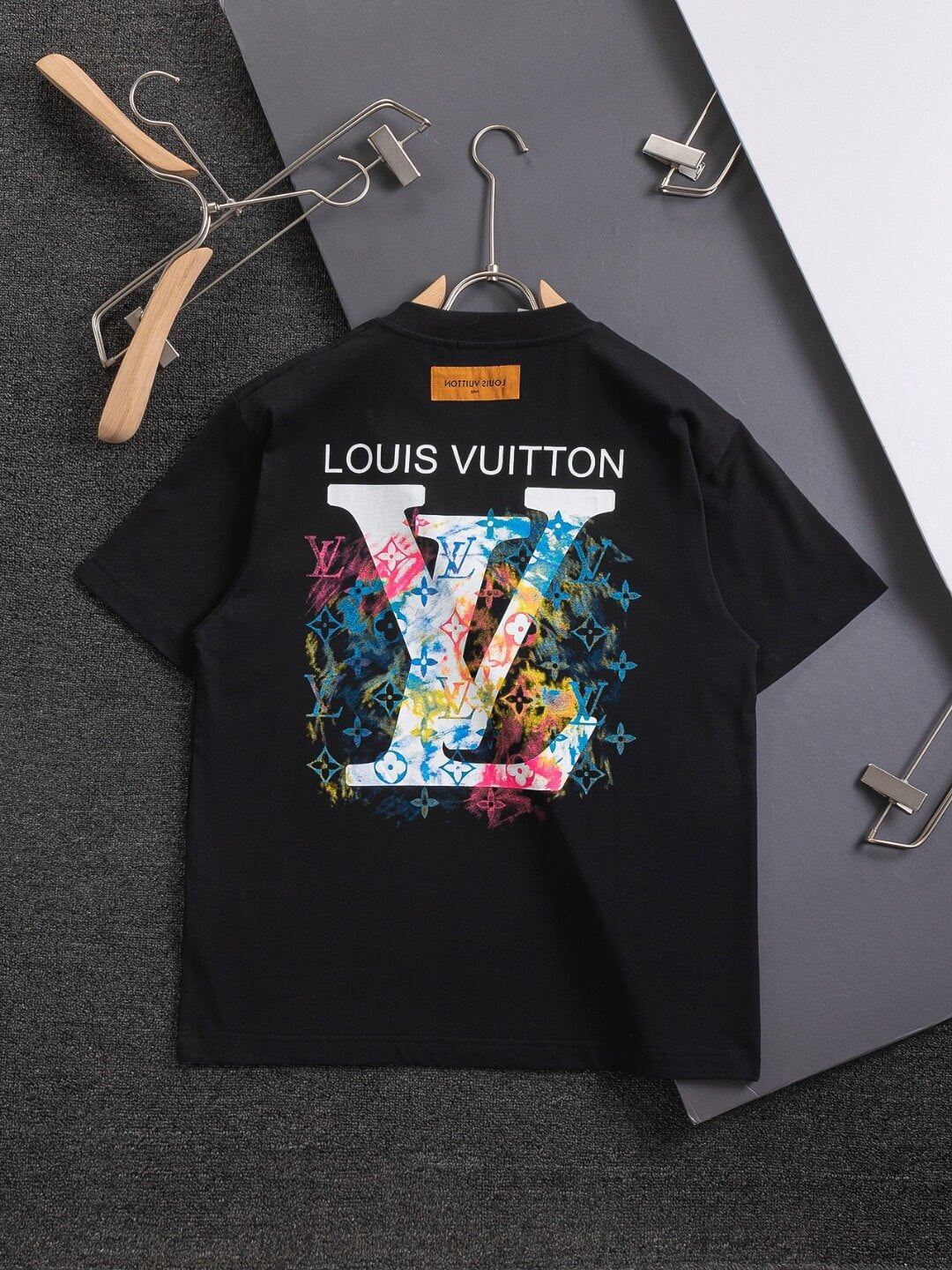 Camiseta bordada con estampado colorido