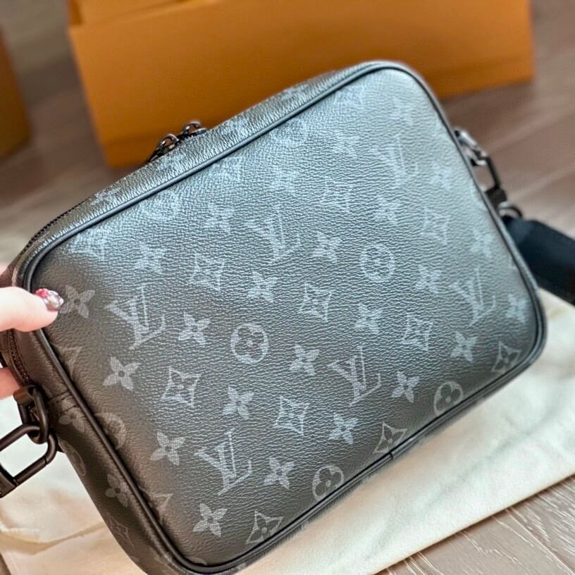 Bolso bandolera clásico con imperdible