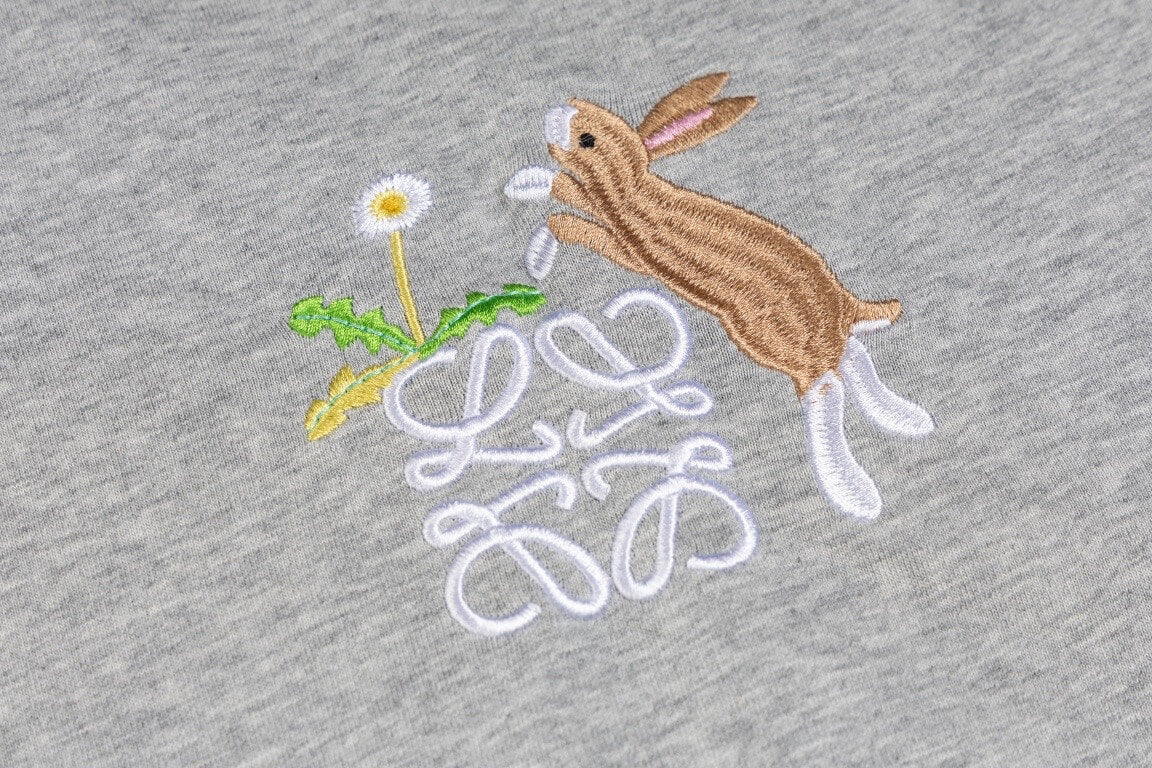 Camiseta con bordado de conejo