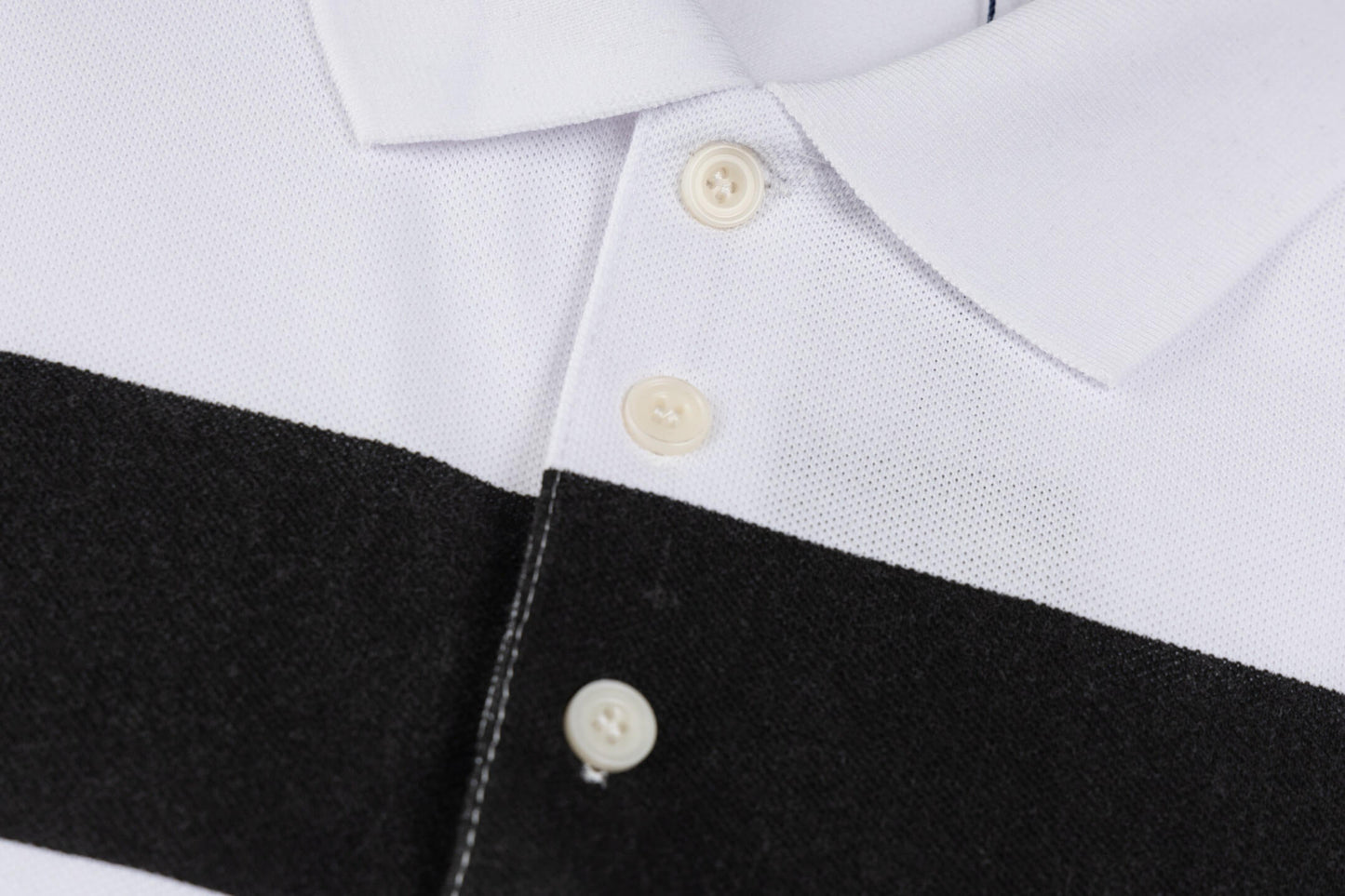 Camiseta polo con costuras de rayas