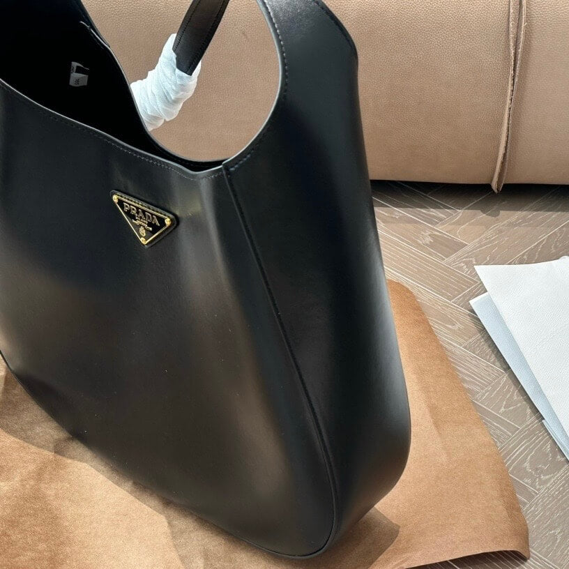 Bolso de mano sencillo con forma de media luna
