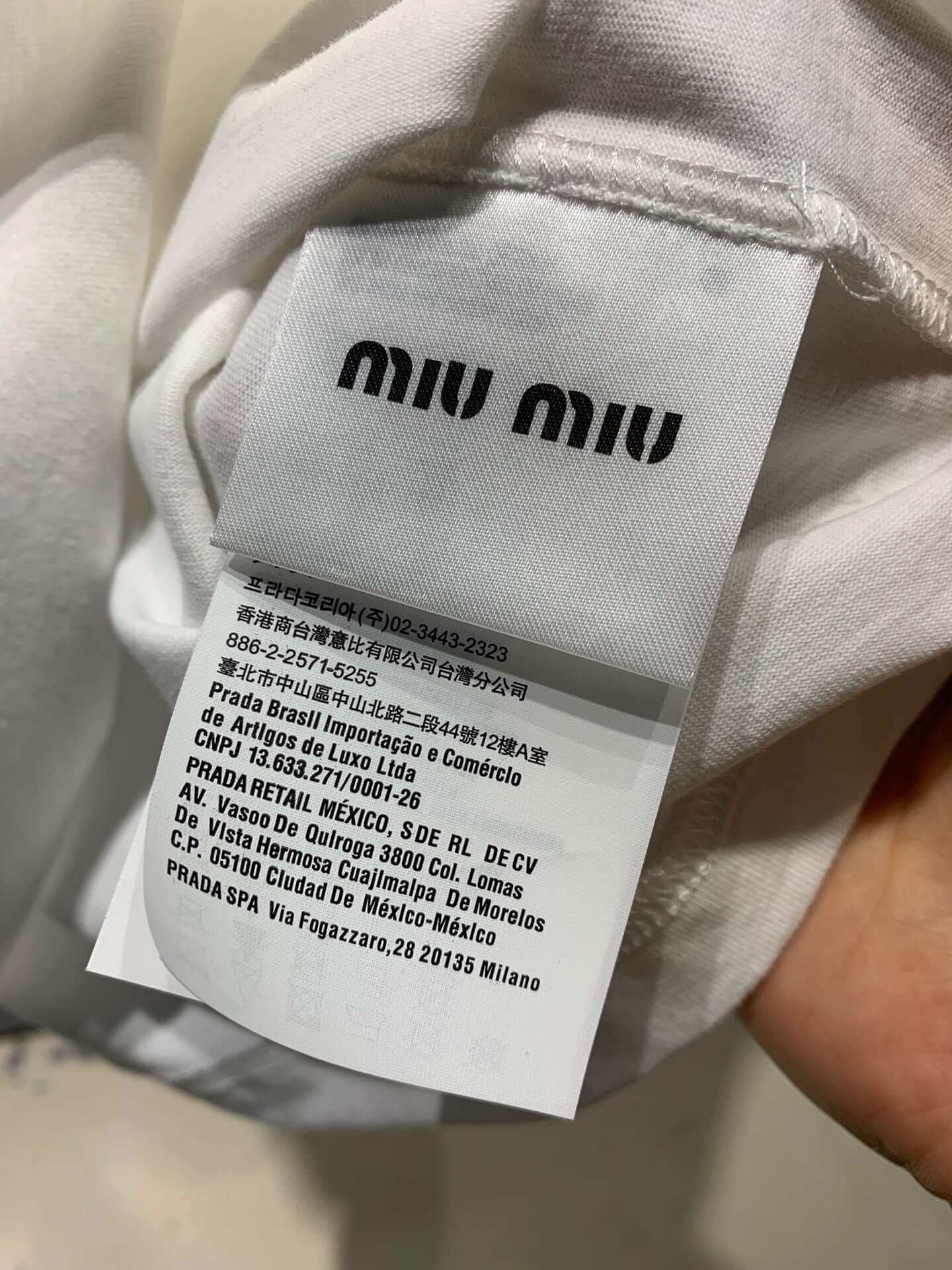 Camiseta con bordado de apliques