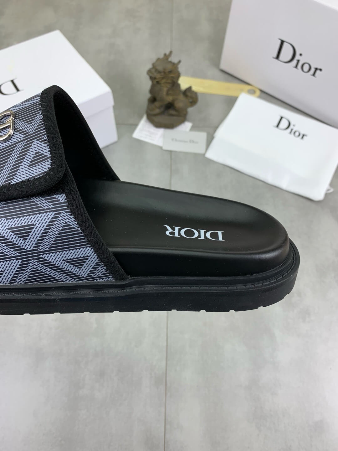 Zapatillas con letras de metal