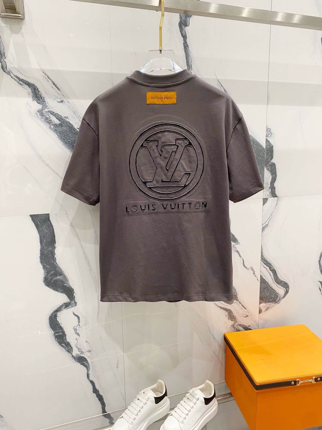 Camiseta con diseño roto