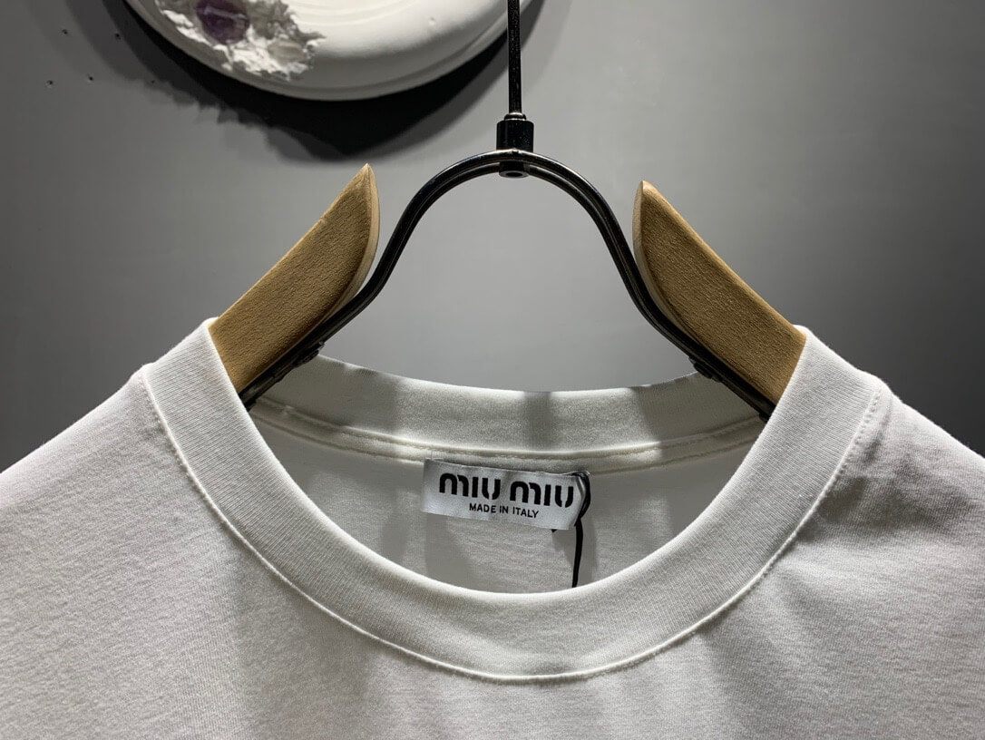 Camiseta con bordado de apliques