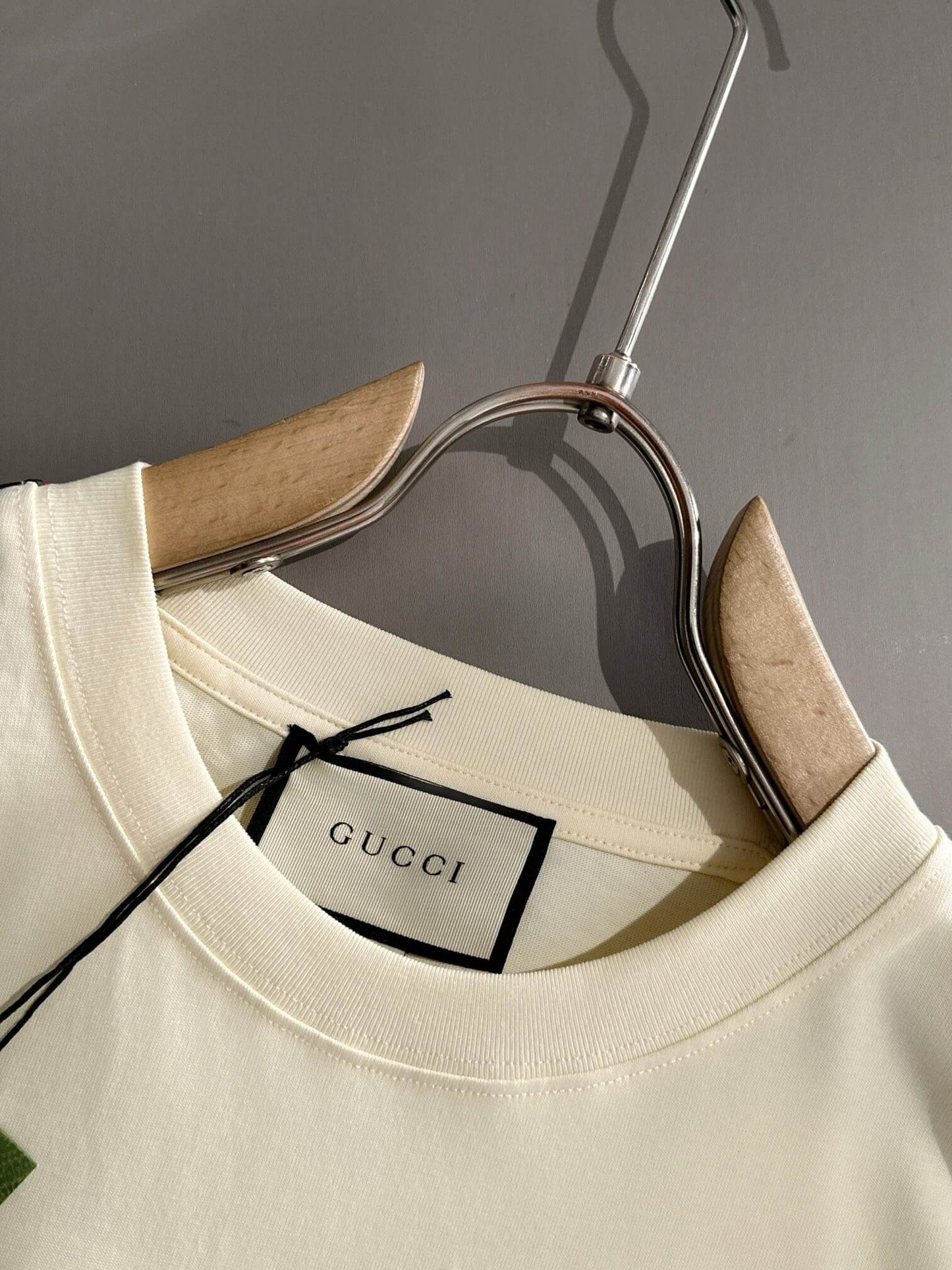 Camiseta con letras bordadas