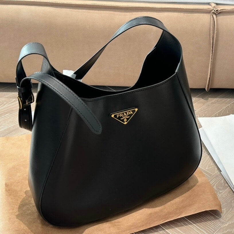 Bolso de mano sencillo con forma de media luna