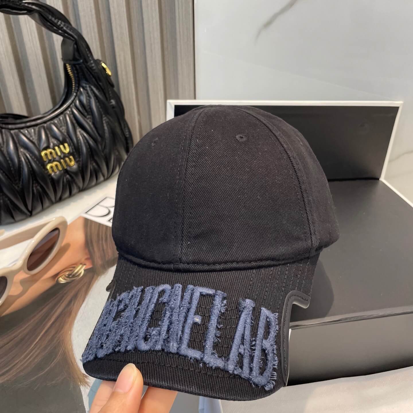 Gorra de béisbol con letras desgastadas y estilo chic