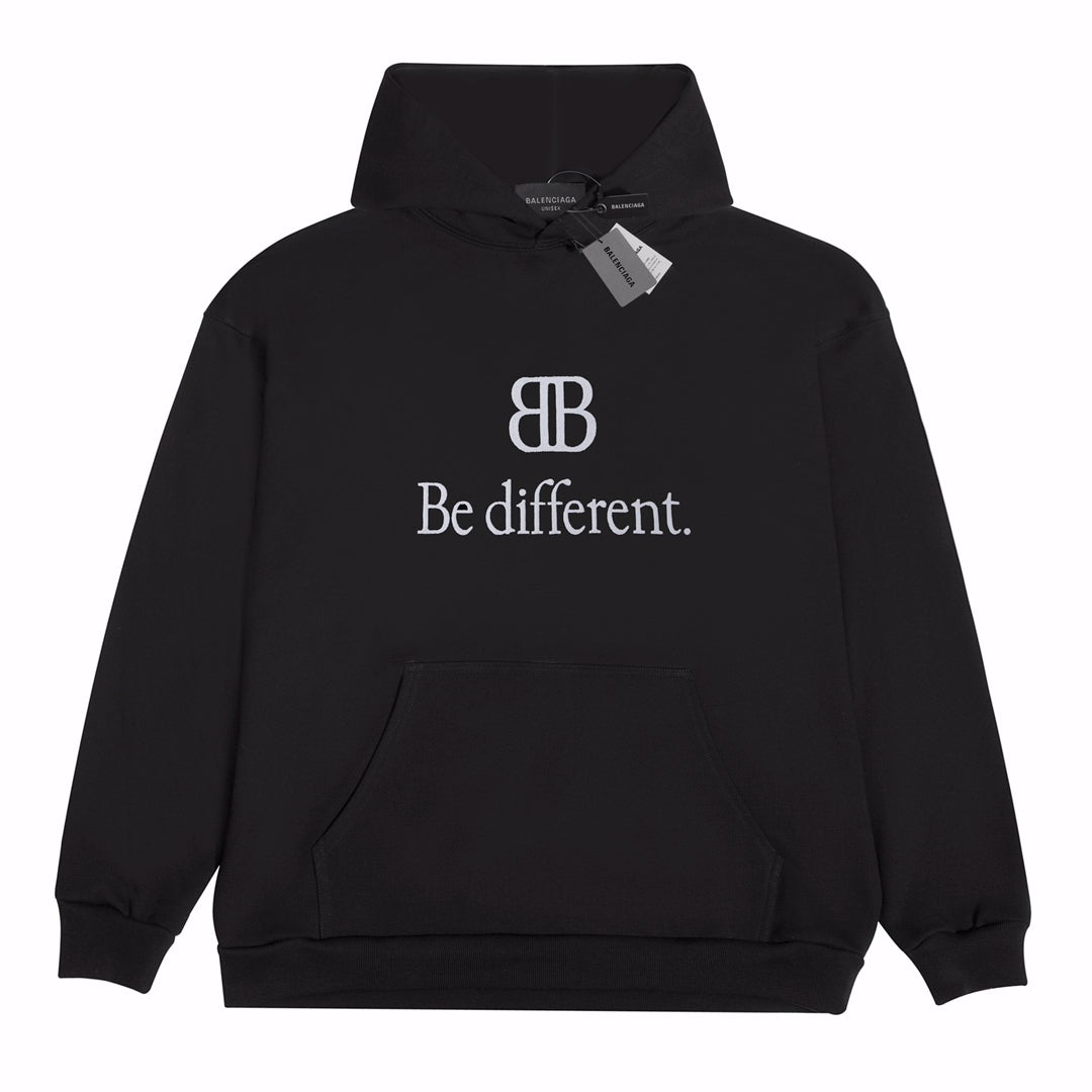 Sudadera con capucha con estampado diferente