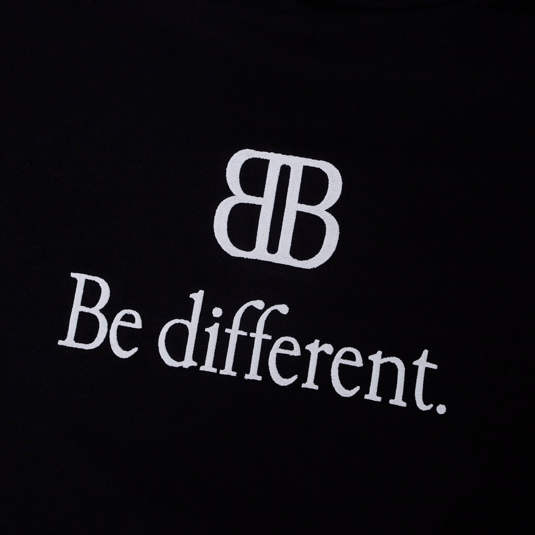 Sudadera con capucha con estampado diferente