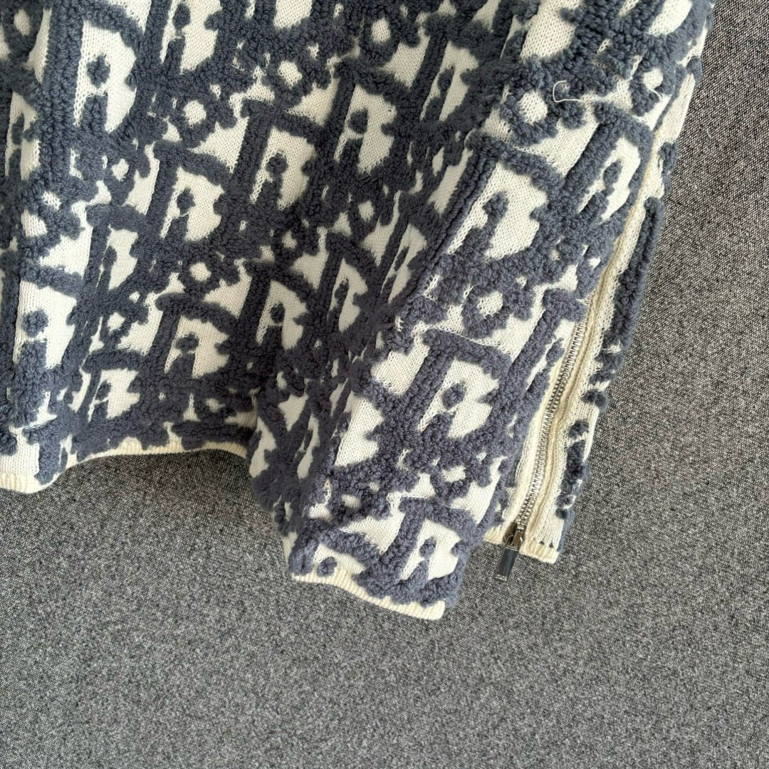 Suéter con estampado completo y mangas con cremallera