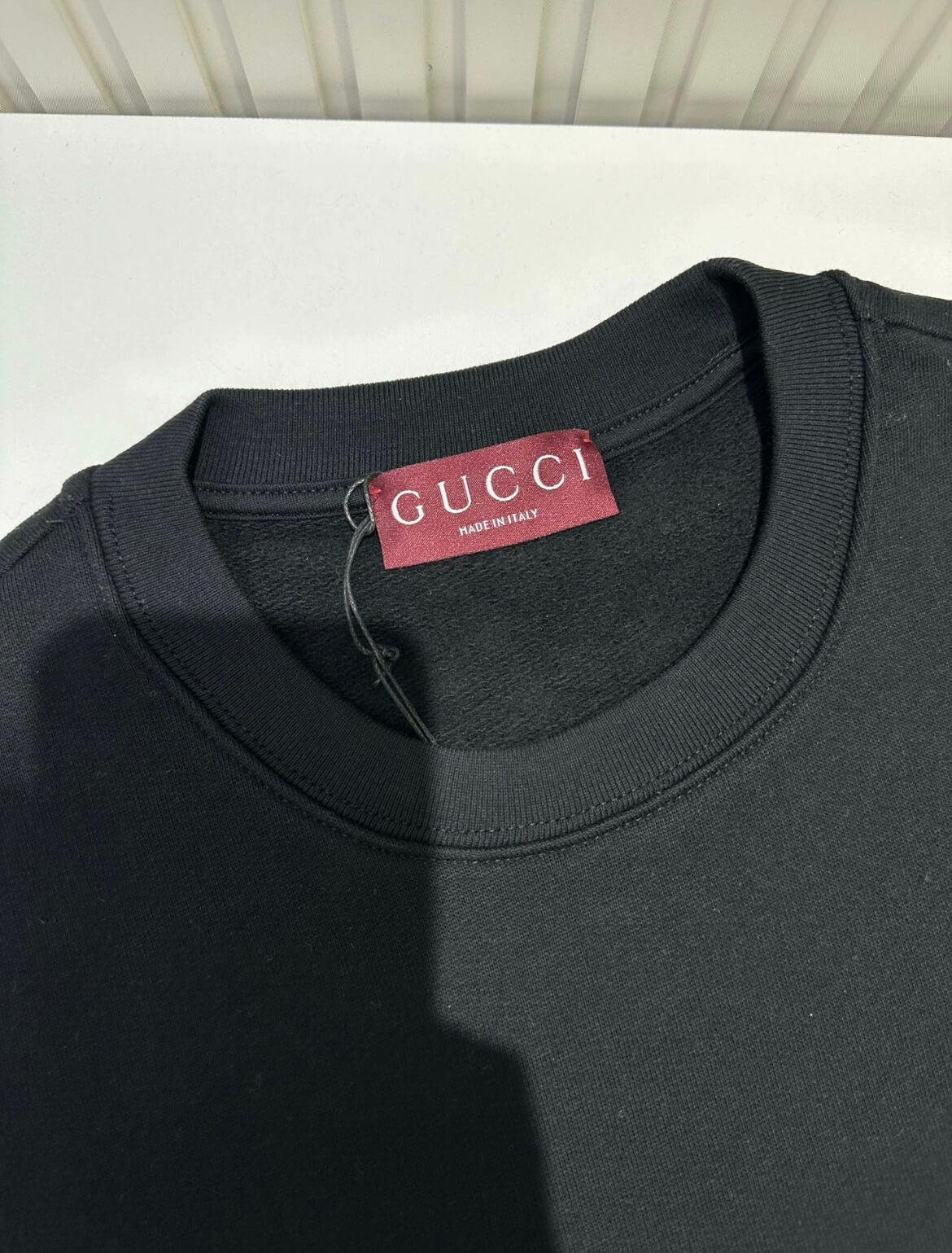 Sudadera con estampado de letras moradas